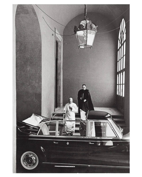 Paolo VI, accompagnato da don Pasquale Macchi, sale sull’auto papale per una visita a un istituto religioso a Roma